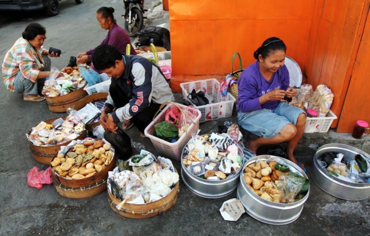 Kadang Tuhan menitipkan rejeki mereka di tangan kita