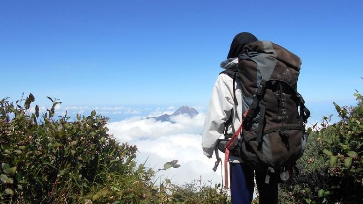 7 Alasan Cewek yang Suka Mendaki Gunung Tidak Layak untuk Disia-siakan