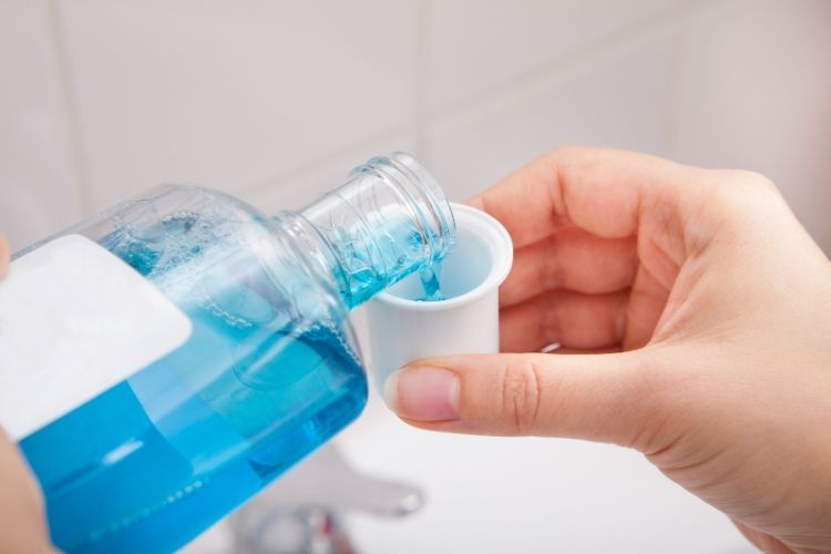 gunakan larutan mouthwash sebelum tidur