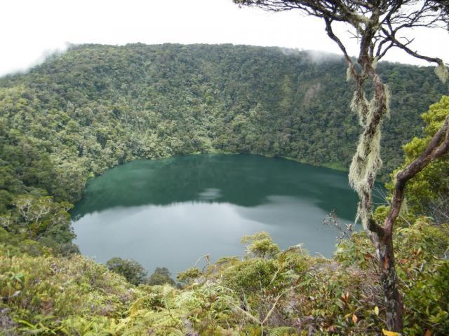 danau kumbang yang berada di Gunung Masurai