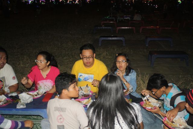 makan kucingan rame-rame tengah malam