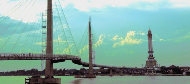 Menara Gentala Arasy dan jembatan padestrian