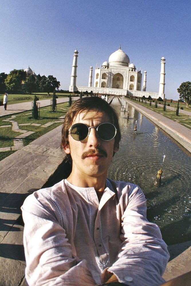 Sebelum ngetren, George Harisson sudah selfie duluan di Taj Mahal (1966))