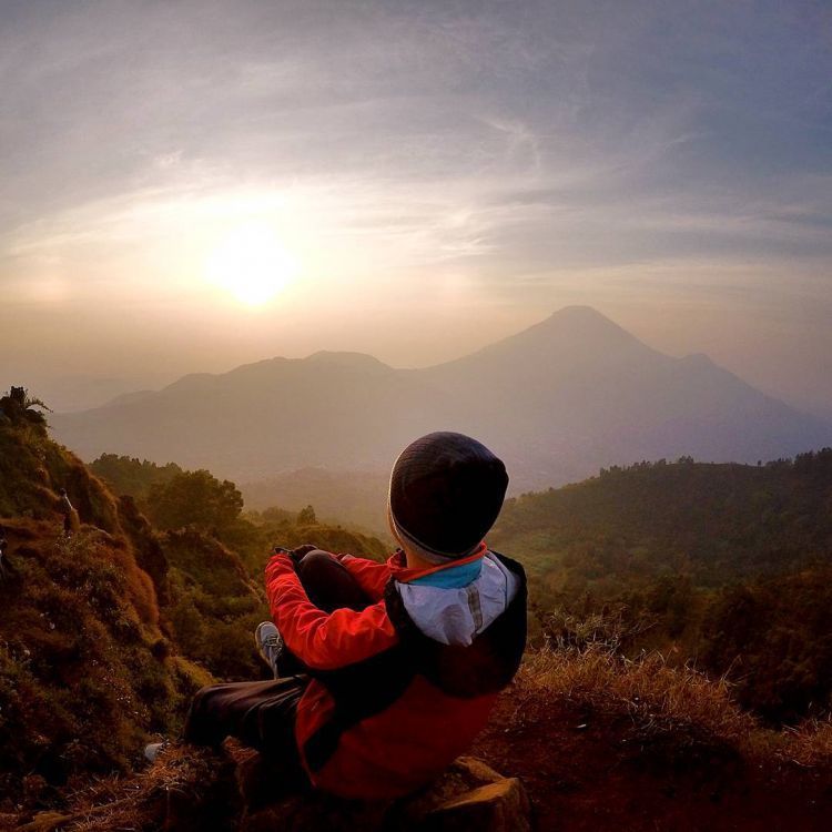 Dieng dan golden sunrisenya. Dewa. (Kredit foto: @dikamigi)