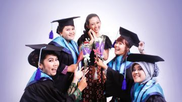 Sarjana Udah Bertebaran di Luar Sana. Ini 5 Cara Biar Kamu Mampu Bersaing di Dunia Kerja