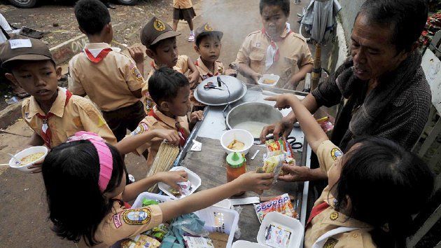 Makanya kalau jajan jangan kebanyakan memilih. Pilih yang pasti dan pas di hati.