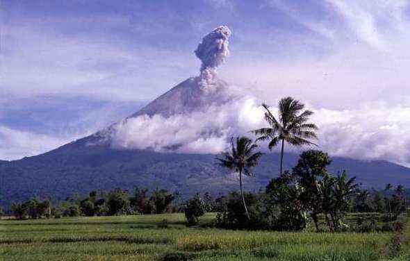 Gunung Semeru tampak dari kejauhan