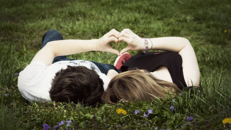 Main sama pacar di taman via http://magicalthunder.com/