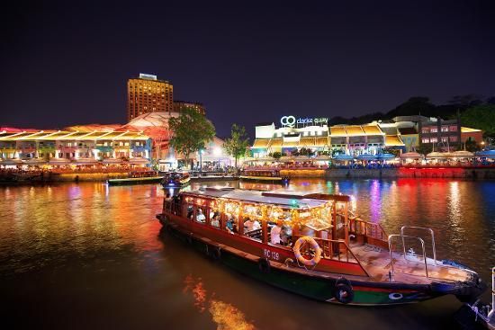 Naik perahu di malam hari (Kredit: Singapore Tourism Board)