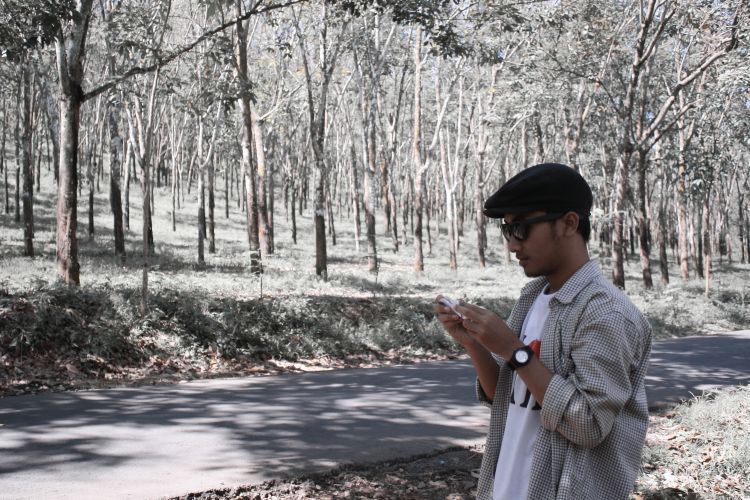 Lokasi hunting foto paling hits di tengah hutan karet (Photo Credit: Patricia Elfira)