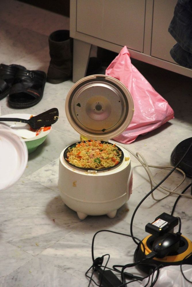 Malas masak mie? Pakai rice cooker saja