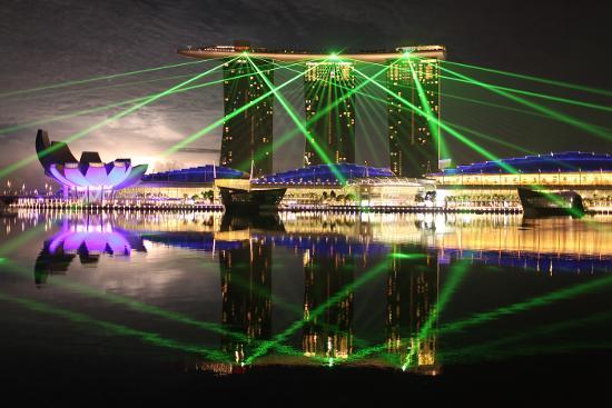 Menikmati pertunjukan lampu (Kredit: Singapore Tourism Board)