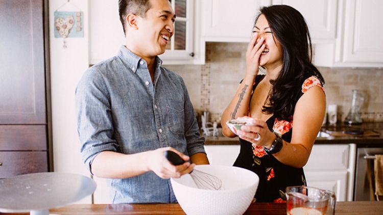 Masak Bareng Sama Pacar Selalu Bikin Hati Hangat. Karena 6 Hal Ini Bikin Kalian Makin Dekat!