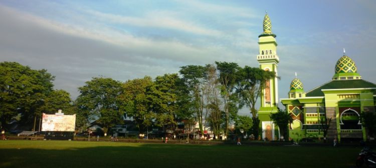 Arsitektur masjid ala timur tengah, berdiri kokoh di sebelah alun-alun Pancasila kebanggaan orang Salatiga