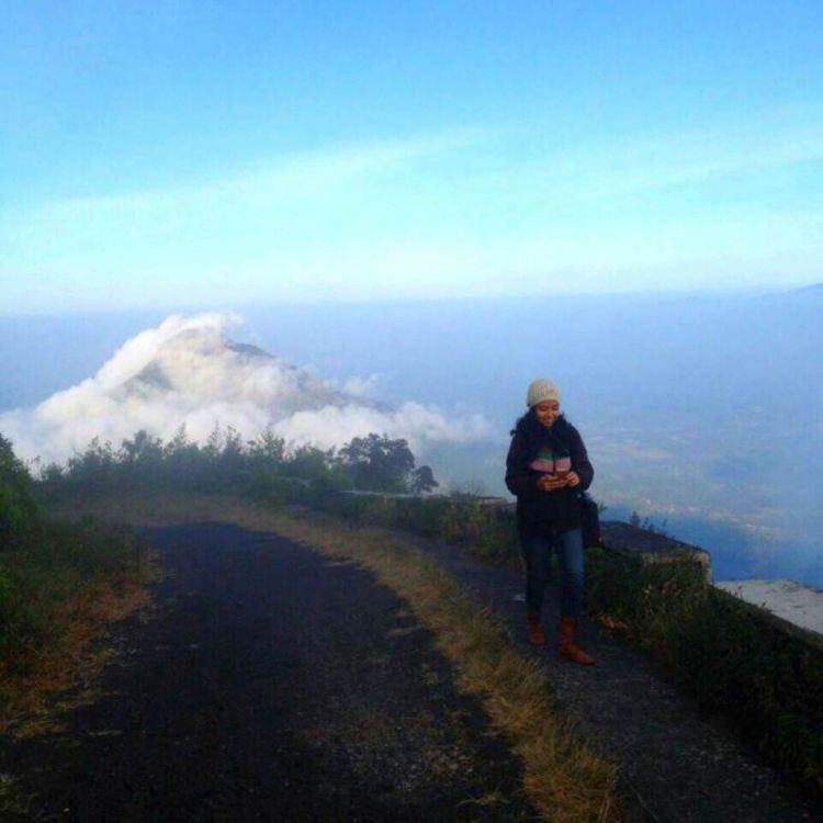 Yang belum terbiasa mendaki, masih punya harapan untuk menjamah puncak Telomoyo. Karena dapat dijangkau dengan motor (Kredit: Natalia Dewi)