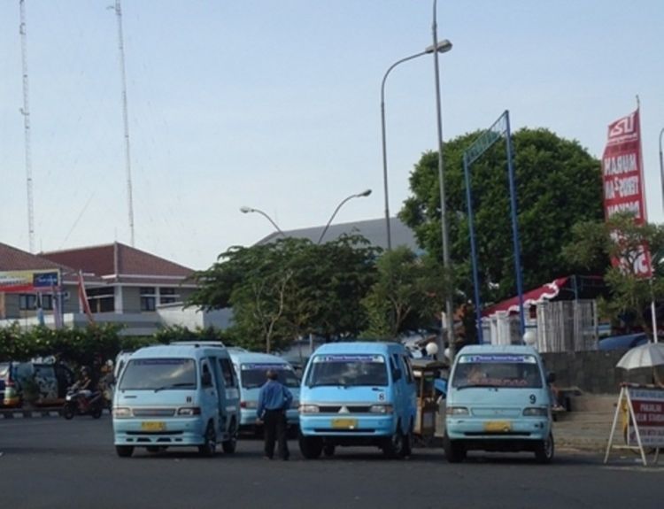 Dengan angkot, kamu bisa pergi ke berbagai tempat