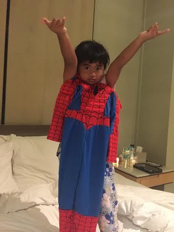 Raras minta dipakaikan kostum spiderman