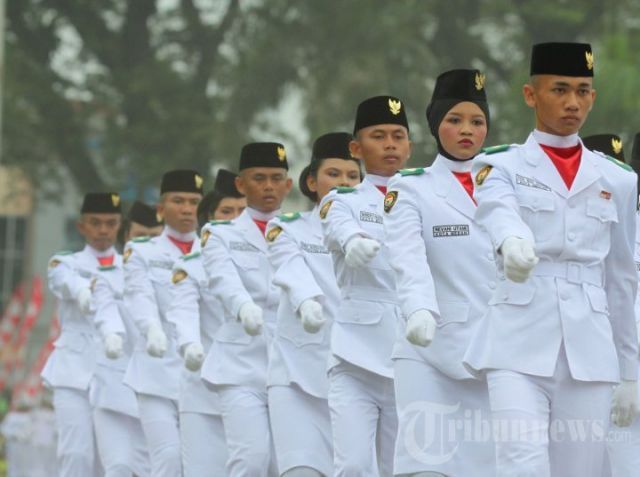 Asyikk!! Gue jadi pengibar bendera! Bangga!