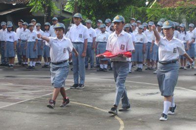 Bawa bendera dengan hati-hati jangan sampai jatuh juga salah satu bentuk sederhana nasionalisme