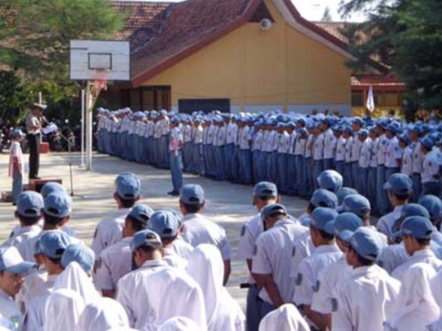 Anggep aja kalau bisa disiplin saat upacara berarti kamu bisa disiplin dimana aja nantinya