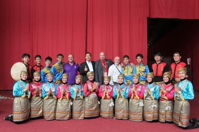 Tim Rampoe UGM berfoto dengan salah seorang perwakilan dari Duta Besar Belgia di St. Ghislain (foto oleh: Yulian Prasetya)