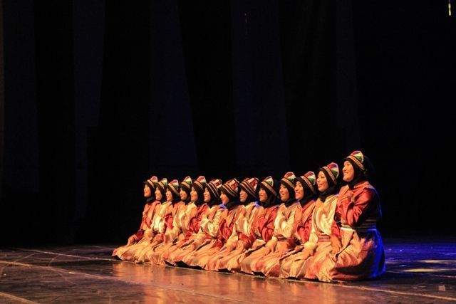 Penampilan Rampoe UGM dalam Bulan Bahasa 2014 di Taman Budaya Yogyakarta (foto oleh: Sinduk Farhanatun)