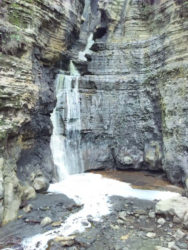 Segarnya air terjun Gantong (kredit: Fahmi Luthfillah)