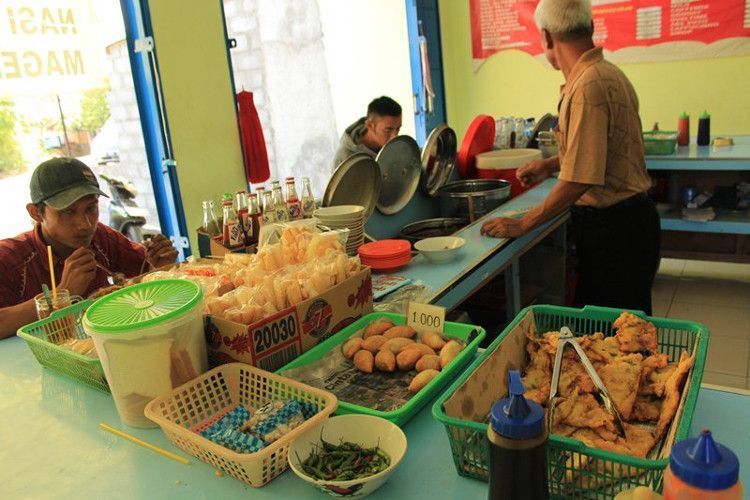 makan di warung seadanya