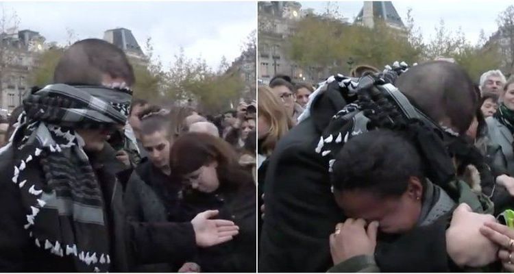 “Aku Mempercayaimu, Apa Kamu Juga Percaya Padaku?” Ujar Pria Muslim di Tengah Kerumanan Warga Paris yang Berduka