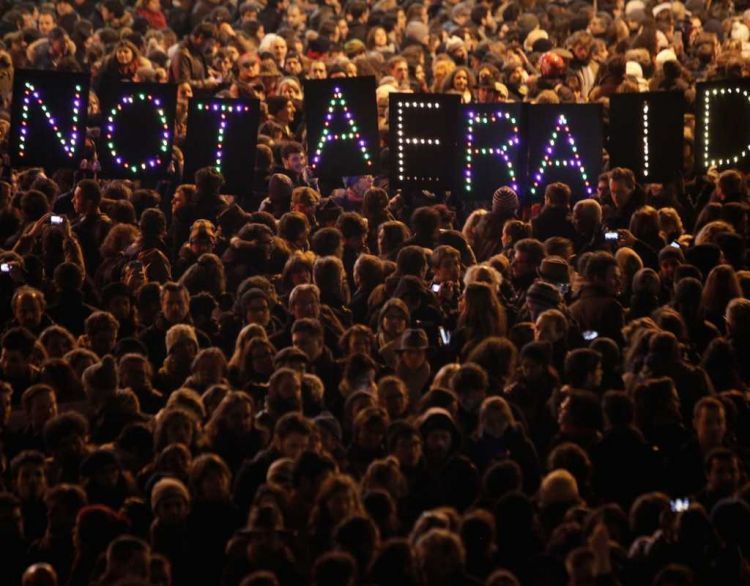 Reaksi warga Paris di bulan Januari tahun ini, setelah aksi teror yang menewaskan 11 orang di kantor Charlie Hebdo