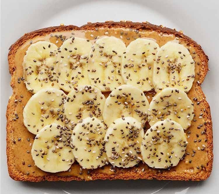 Toast dengan peanut butter dan slice banana