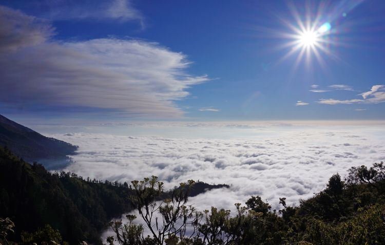 Nikmati pancaran sinar matahari dari gunung suket (kredit: Adi Susanto)