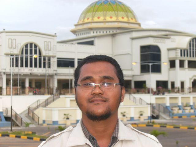 Di depan Masjid Baiturrahman