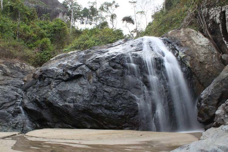 Air terjun yang ada di Pantai Lenggoksono, jatuh ke hamparan laut. (kredit: Afif Rizqiawan)