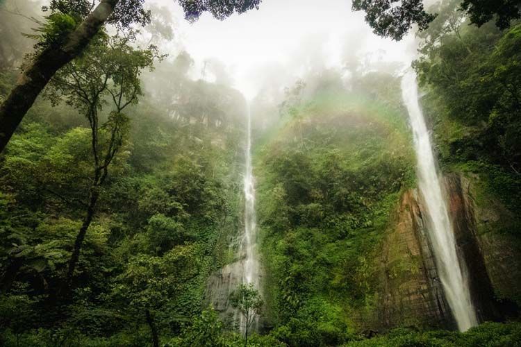 Si kembar air terjun unggulan Bondowoso (kredit: Jaya Sudadio)