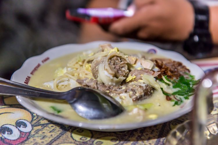 Mie Mbah Mo yang gak buka cabang. Mak legender