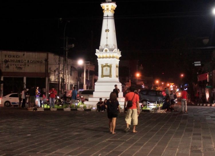 foto-fotonya di tengah jalan