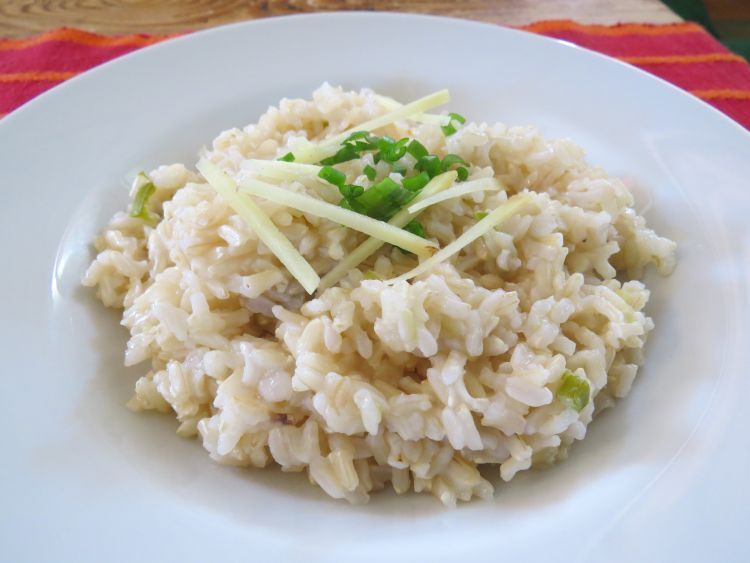 nasi jahe ditambah potongan jahe sebagai topping