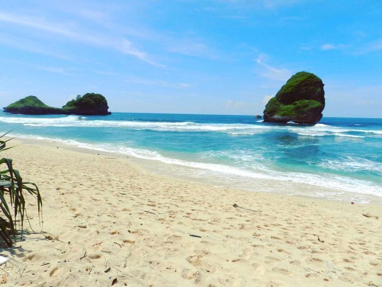 Indahnya Pantai Goa Cina. Credit to @gitayannet