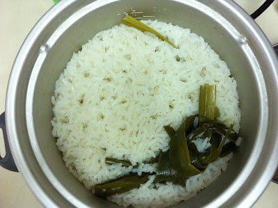 Nasi, santan, lengkap dengan daun pandan