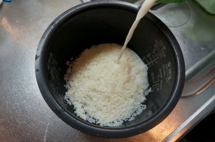 Tuangkan susu ke dalam rice cooker