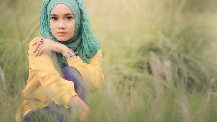 9 Cara Menjaga Rambut Tetap Sehat, Walaupun Kamu Berhijab