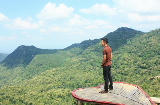 Bosen Liburan di Tempat yang Sama? Yuk Cobain Destinasi Alam di Puncak Secokro Kota Wonogiri