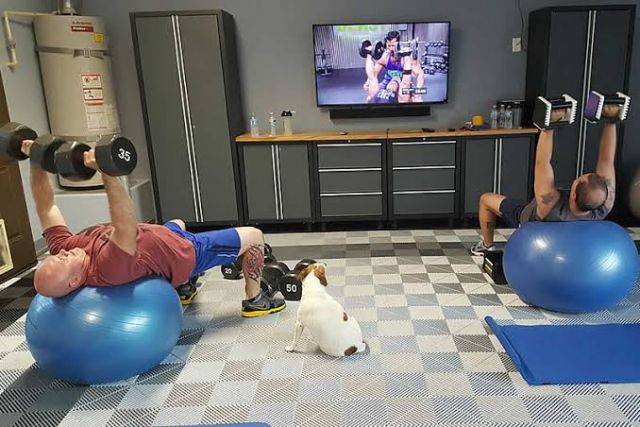 Rubber mat untuk lantai ruangan gym //