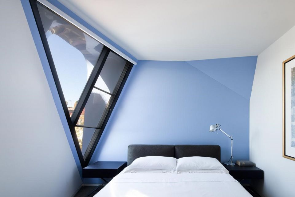 Kamar tidur dengan bentuk desain unik dan warna biru futuristik, karya Andrew Simpson 