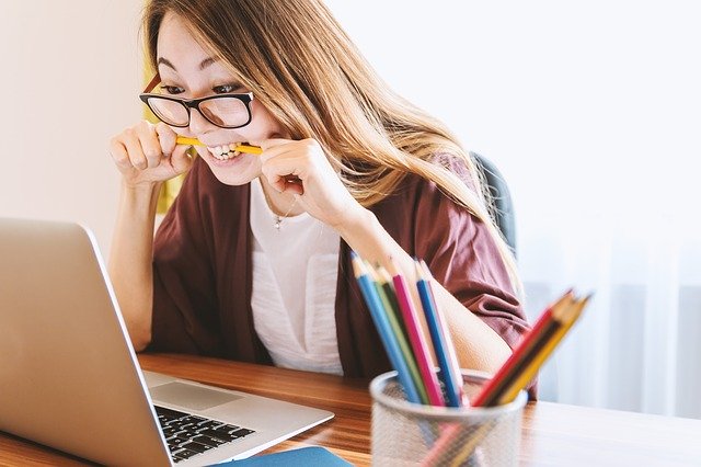 Gambar perempuan di depan laptop