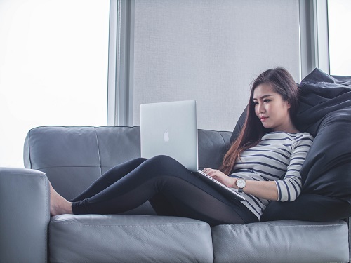 Gak Selalu Nyebelin dan Ngebosenin Kok, Ini Dia 5 Manfaat Work From Home!