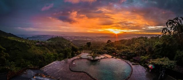 Menikmati sunset di wisata ini bareng pasangan tuh nikmat!