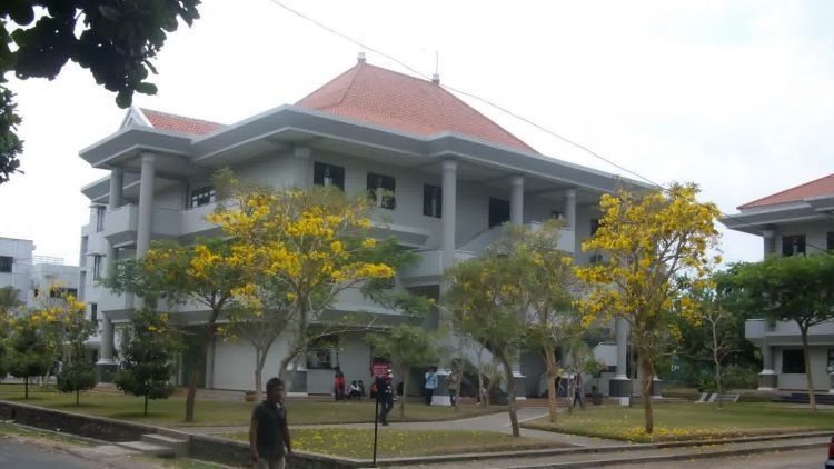 Diam-Diam Aku Jatuh Hati Pada Gedung Tinggi, Kampus