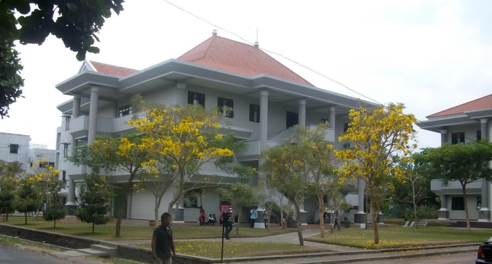 Diam-Diam Aku Jatuh Hati Pada Gedung Tinggi, Kampus